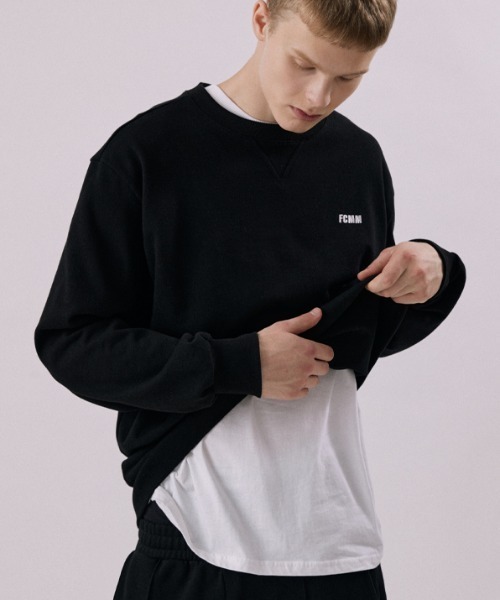 FCMM（エフシーエムエム）の「CLUB TEAM CLASSIC CREWNECK SWEATSHIRTS/クラブチームクラシッククルーネックスウェットシャツ（スウェット・メンズ・グレイッシュブルー/ミックスグレー/ピンク/オートミール/ブラック/ダークベージュ/ライム/モカ/ネイビー/シルバーグレー/グリーン・LARGE/X-LARGE/MEDIUM）」の2枚目の写真