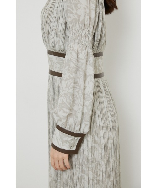 rienda（リエンダ）の「パイピングデザインプリーツワンピース（ワンピース・レディース・ブラック系その他/ベージュ系その他/ブラック・MEDIUM/SMALL）」の16枚目の写真