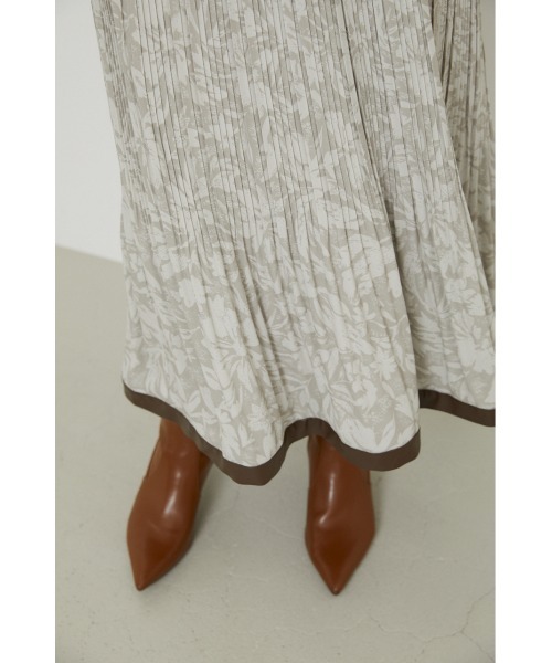 rienda（リエンダ）の「パイピングデザインプリーツワンピース（ワンピース・レディース・ブラック系その他/ベージュ系その他/ブラック・MEDIUM/SMALL）」の11枚目の写真