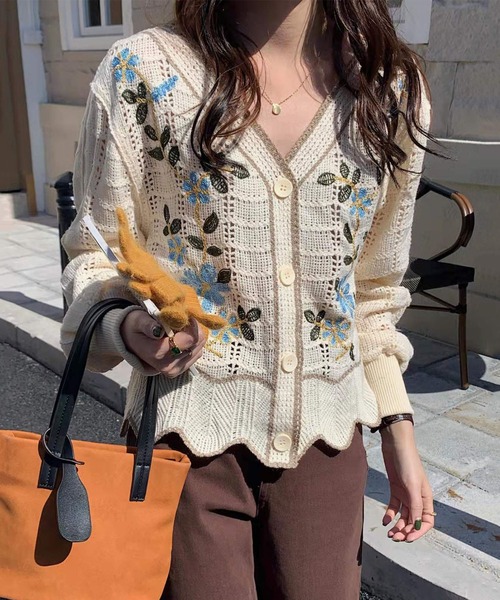 me+em select(ミームセレクト)の「ボリューム袖かぎ編みレース花刺繍カーディガン(カーディガン/ボレロ・レディース・ホワイト/ベージュ/ネイビー/モカ・FREE)」の4枚目の写真