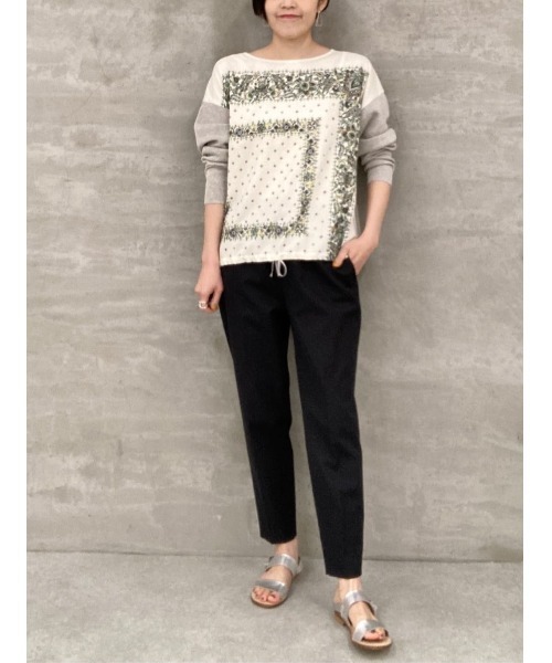 BEARDSLEY（ビアズリー）の「フロントスカーフ柄ニット（ニット/セーター・レディース・アイボリー/カーキ・FREE）」の3枚目の写真