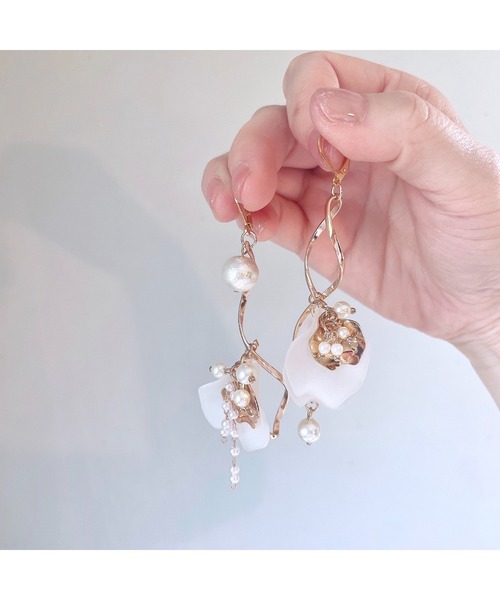 Agaro グレージュ花びらの大人可愛いピアス Ma ピアス 両耳用 Tone トーン のファッション通販 Zozotown