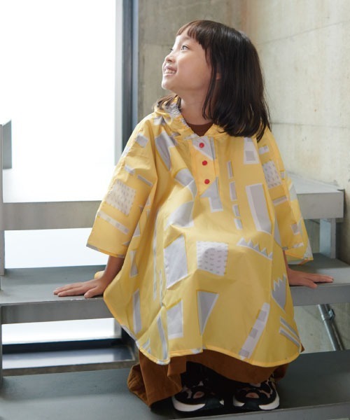 392 plusm(サンキューニプリュスエム)の「Kids Rain Poncho - feeling - 641987(レインコート/ポンチョ・キッズ・ブラウン/イエロー/ブルー・S/M)」の3枚目の写真