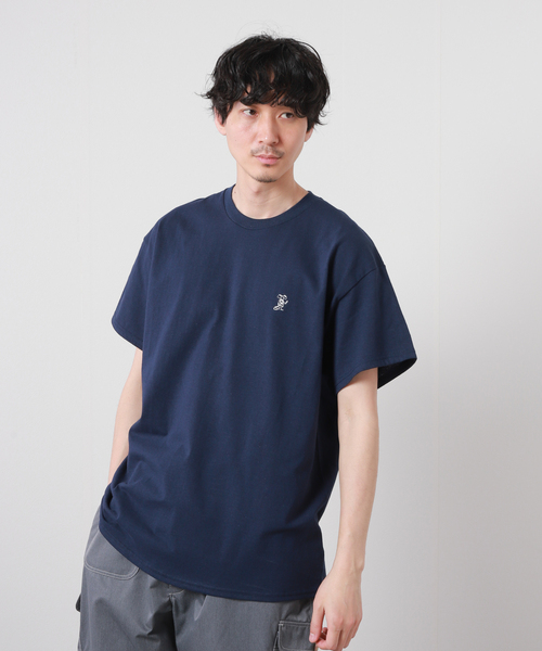 JOURNAL STANDARD(ジャーナルスタンダード)の「【MADDEN / メデン】 RAT LOGO TEE(Tシャツ/カットソー・メンズ・ホワイト/ネイビー・MEDIUM/LARGE)」の2枚目の写真