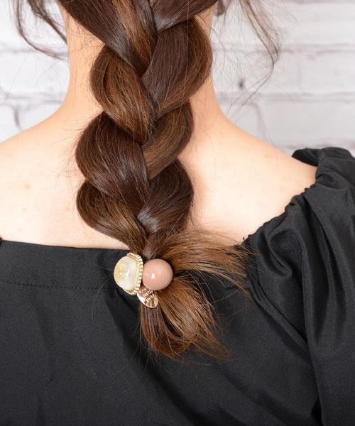 Mayree（メイリー）の「【float】ドライフラワー ボール チャーム ヘアゴム（ヘアゴム・レディース・オレンジ/グリーン/ピンク/パープル系2/パープル/オレンジ系1・FREE）」の4枚目の写真