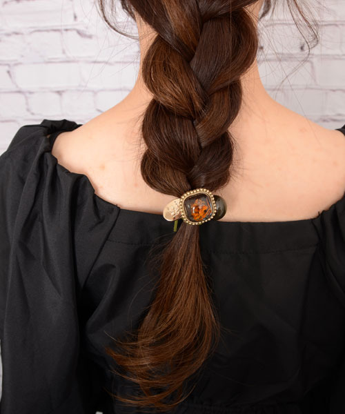 Mayree（メイリー）の「【float】ドライフラワー ボール チャーム ヘアゴム（ヘアゴム・レディース・オレンジ/グリーン/ピンク/パープル系2/パープル/オレンジ系1・FREE）」の2枚目の写真