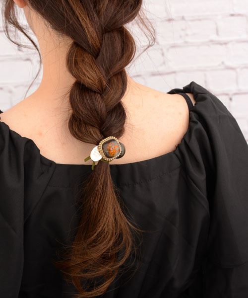 Mayree（メイリー）の「【float】ドライフラワー ボール チャーム ヘアゴム（ヘアゴム・レディース・オレンジ/グリーン/ピンク/パープル系2/パープル/オレンジ系1・FREE）」の8枚目の写真