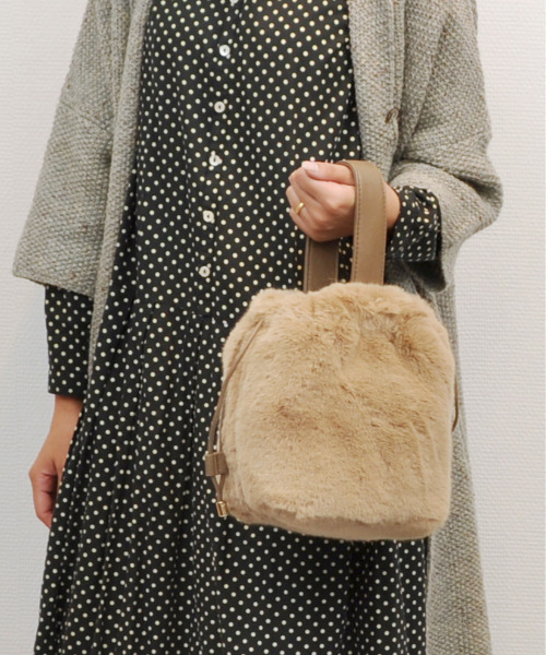 cache cache(カシュ カシュ)の「カシュカシュ cachecache / エコファーワンハンドル巾着ミニバッグ(ハンドバッグ・レディース・グレー/アイボリー/ベージュ/グリーン/パープル・FREE)」の1枚目の写真