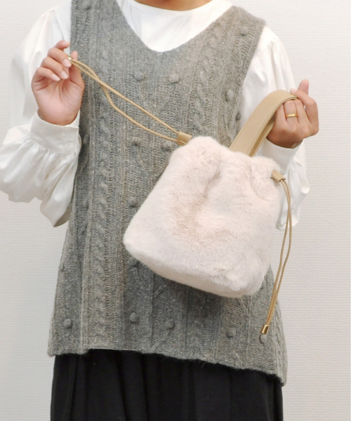 cache cache(カシュ カシュ)の「カシュカシュ cachecache / エコファーワンハンドル巾着ミニバッグ(ハンドバッグ・レディース・グレー/アイボリー/ベージュ/グリーン/パープル・FREE)」の2枚目の写真