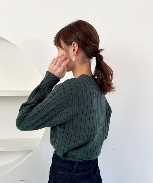 MAJESTIC LEGON（マジェスティックレゴン）の「ポイントロゴミニケーブルニット（ニット/セーター・レディース・ベージュ/グリーン/アイボリー・MEDIUM）」の17枚目の写真