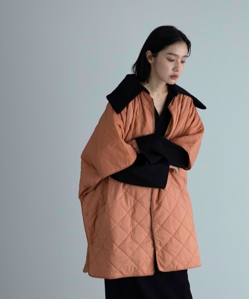 marjour（マージュール）の「PADDING PONCHO（その他アウター・レディース・テラコッタ/ホワイト系/ベージュ・M）」の2枚目の写真