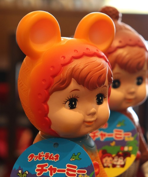 SiNCERE(シンシア)の「クッピーラムネ×チャーミーちゃんコラボ フィギュア(ソフビ人形)(フィギュア・レディース・ブラウン/オレンジ・FREE)」の3枚目の写真