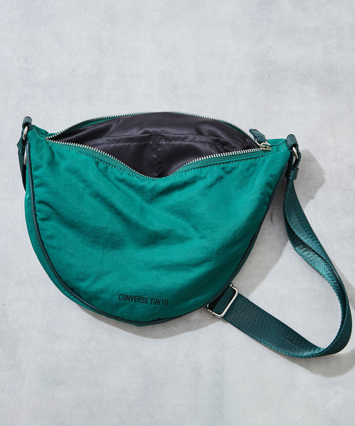 CONVERSE TOKYO（コンバーストウキョウ）の「NYLON PADDED SHOULDER BAG (SMALL)（ショルダーバッグ・レディース・ベージュ/オレンジ/グリーン/ホワイト/ブラック/チャコールグレー・FREE）」の20枚目の写真