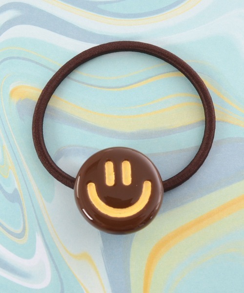 VIBGYOR Women（ヴィブジョー　ウィメン）の「【urge select】ニコちゃん スマイル カラフル ヘアゴム【8色展開】（ヘアゴム・レディース・イエロー/ホワイト/ブルー/グリーン/ブラック/パープル/ブラウン/ピンク・FREE）」の4枚目の写真