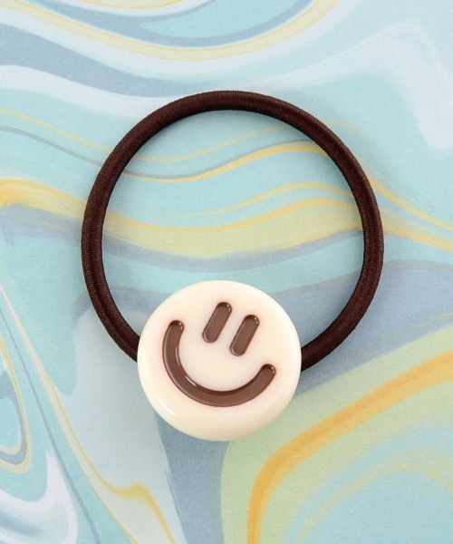 VIBGYOR Women（ヴィブジョー　ウィメン）の「【urge select】ニコちゃん スマイル カラフル ヘアゴム【8色展開】（ヘアゴム・レディース・イエロー/ホワイト/ブルー/グリーン/ブラック/パープル/ブラウン/ピンク・FREE）」の2枚目の写真