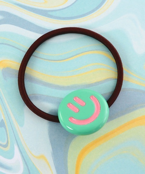 VIBGYOR Women（ヴィブジョー　ウィメン）の「【urge select】ニコちゃん スマイル カラフル ヘアゴム【8色展開】（ヘアゴム・レディース・イエロー/ホワイト/ブルー/グリーン/ブラック/パープル/ブラウン/ピンク・FREE）」の5枚目の写真