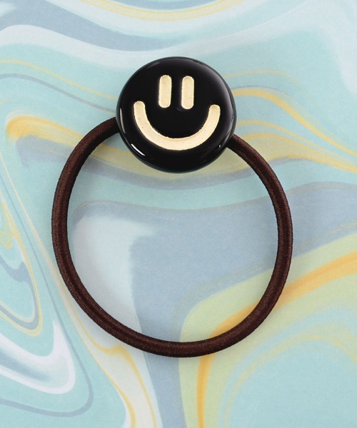 VIBGYOR Women（ヴィブジョー　ウィメン）の「【urge select】ニコちゃん スマイル カラフル ヘアゴム【8色展開】（ヘアゴム・レディース・イエロー/ホワイト/ブルー/グリーン/ブラック/パープル/ブラウン/ピンク・FREE）」の3枚目の写真