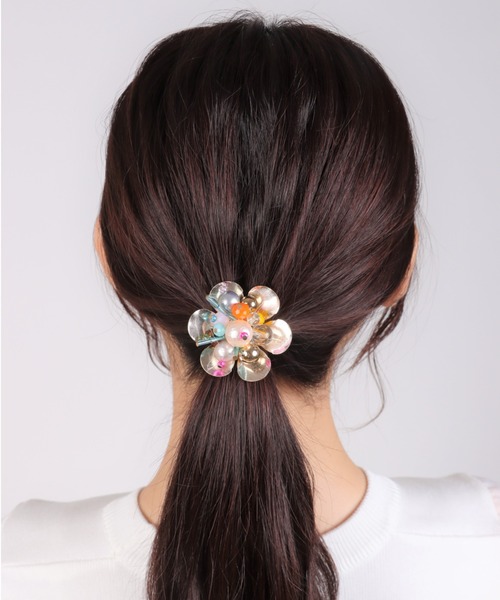 Three Four Time（ｽﾘｰﾌｫｰﾀｲﾑ）の「コットンパール×パーツMIXフラワーヘアカフ（ヘアゴム・レディース・クリア/マルチ・FREE）」の2枚目の写真