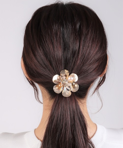 Three Four Time（ｽﾘｰﾌｫｰﾀｲﾑ）の「コットンパール×パーツMIXフラワーヘアカフ（ヘアゴム・レディース・クリア/マルチ・FREE）」の3枚目の写真