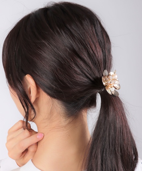 Three Four Time（ｽﾘｰﾌｫｰﾀｲﾑ）の「コットンパール×パーツMIXフラワーヘアカフ（ヘアゴム・レディース・クリア/マルチ・FREE）」の4枚目の写真