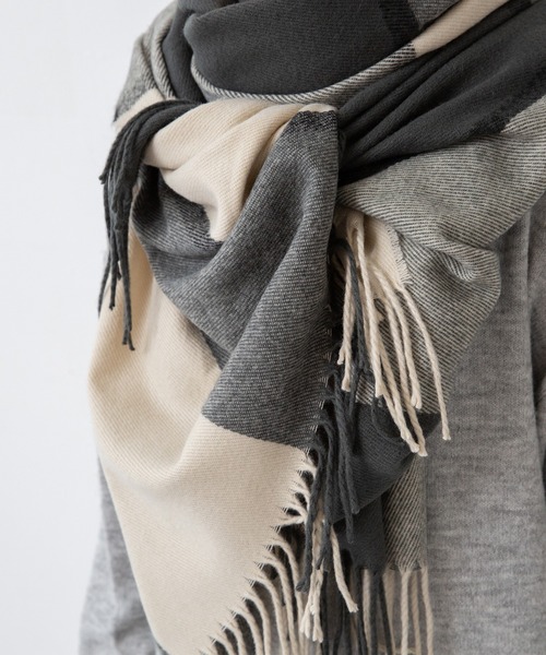 welleg（ウェレッグ）の「幅たっぷり 大判チェックストール（ストール/ショール・レディース・ブラウン系/イエロー系/ブルー系/グレー系/アイボリー系/ベージュ系/グリーン系・フリー）」の15枚目の写真