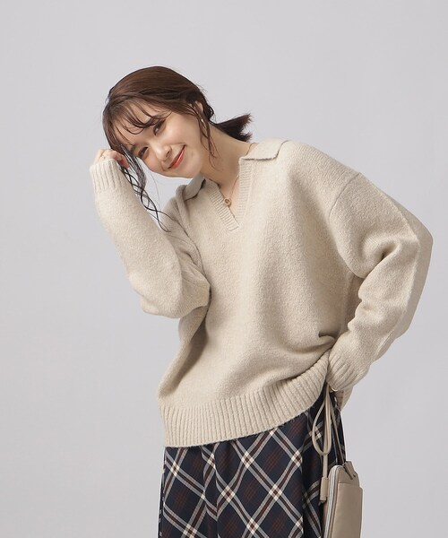 SHOO・LA・RUE（シューラルー）の「◆すっきり見え 衿付き ふわふわ ゆったりニット（ニット/セーター・レディース・オフホワイト/ネイビー/ベージュ・00）」の2枚目の写真