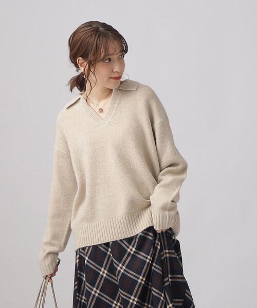 SHOO・LA・RUE（シューラルー）の「◆すっきり見え 衿付き ふわふわ ゆったりニット（ニット/セーター・レディース・オフホワイト/ネイビー/ベージュ・00）」の9枚目の写真