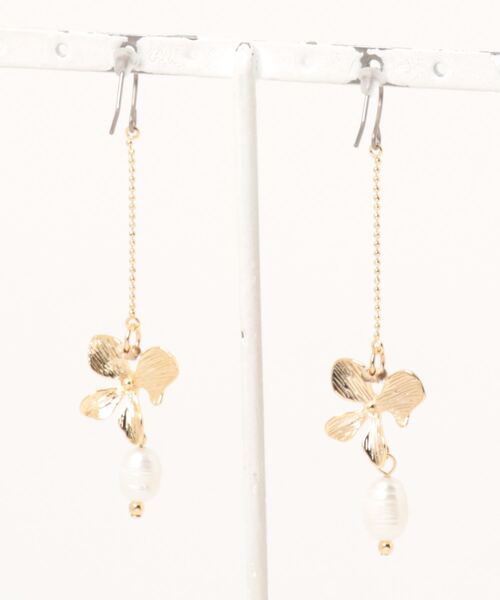 tone(トーン)の「【YM】メタルフラワー×淡水パール チタンピアス(MA)(ピアス(両耳用)・レディース・ゴールド・FREE)」の2枚目の写真