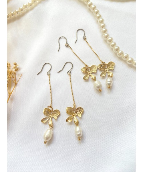 tone(トーン)の「【YM】メタルフラワー×淡水パール チタンピアス(MA)(ピアス(両耳用)・レディース・ゴールド・FREE)」の1枚目の写真