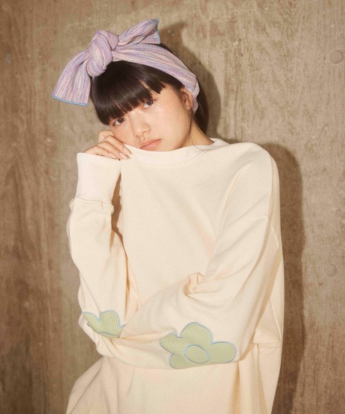 Casselini(キャセリーニ)の「Casselini(キャセリーニ)ビッグリボンメロウヘアバンド(ヘアバンド・レディース・レッド/パープル・FREE)」の5枚目の写真