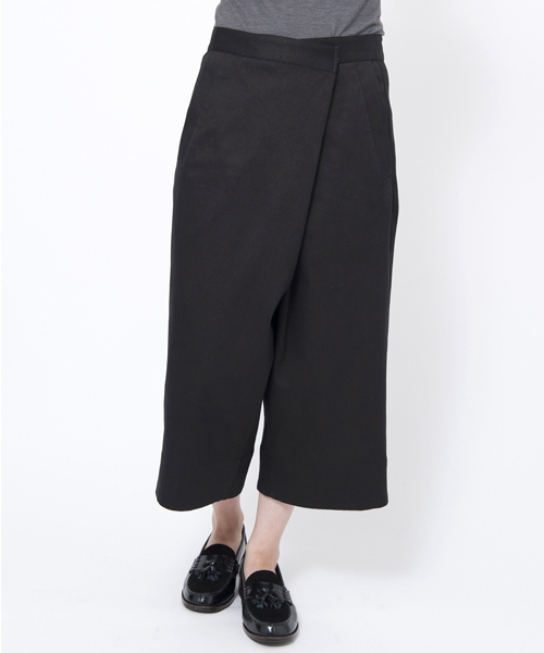MILKFED.（ミルクフェド）の「DENIM WRAP PANTS(ラップパンツ/ガウチョ/パンツ/デニム)（その他パンツ・レディース・ブラック/インディゴブルー・SMALL/MEDIUM）」の2枚目の写真
