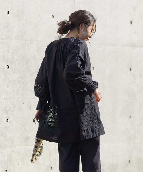 URBAN RESEARCH DOORS（アーバンリサーチドアーズ）の「『セットアップ対応』レースドッキングチュニックブラウス（シャツ/ブラウス・レディース・オフホワイト/ブラック・MEDIUM）」の4枚目の写真