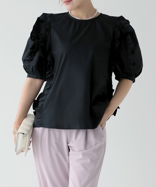 O.S.K（オーエスケー）の「[O.S.K] ショルダーフリルブラウス（シャツ/ブラウス・レディース・ホワイト/ブラック・FREE）」の2枚目の写真