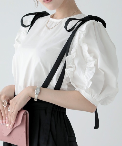 O.S.K（オーエスケー）の「[O.S.K] ショルダーフリルブラウス（シャツ/ブラウス・レディース・ホワイト/ブラック・FREE）」の4枚目の写真