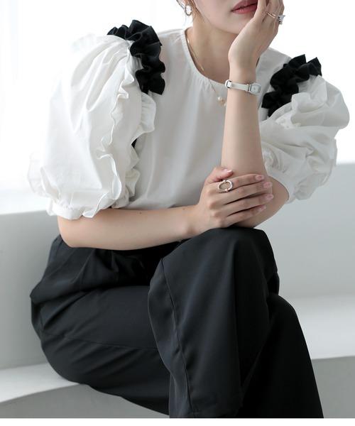 O.S.K（オーエスケー）の「[O.S.K] ショルダーフリルブラウス（シャツ/ブラウス・レディース・ホワイト/ブラック・FREE）」の7枚目の写真