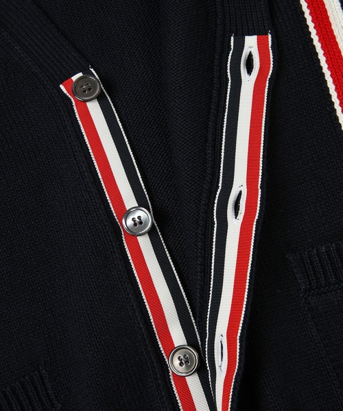 THOM BROWNE（トムブラウン）の「JERSEY STITCH RELAXED FIT V NECK CARDIGAN IN COTTON W/ RWB STRIPE INTARSIA（カーディガン/ボレロ・メンズ・ネイビー・2/1）」の3枚目の写真