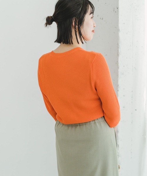 ITEMS URBANRESEARCH（アイテムズ アーバンリサーチ）の「クルーネックリブニット（ニット/セーター・レディース・オレンジ/チャコールグレー/グレー系その他・FREE）」の22枚目の写真