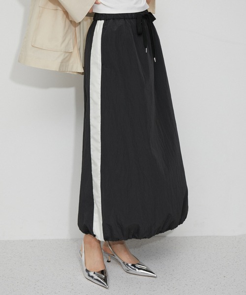 ADAM ET ROPE'(アダムエロペ)の「【サステナブル】ドロストヘムラインスカート(スカート・レディース・レッド/ブラック/カーキ・FREE)」の2枚目の写真