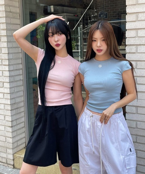 muahmuah(ムーアムーア)の「A'GEM/9 × .kom 『muah muah/ムーアムーア』 LOGOSTITCHSHORTSLEEVEHALFT-SHIRT/ロゴステッチ ショートスリーブ ハーフ 半袖カットソー(Tシャツ/カットソー・レディース・ピンク/ブラック/ホワイト/ライトブルー・FREE)」の6枚目の写真