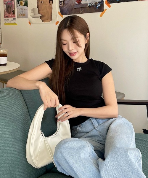 muahmuah(ムーアムーア)の「A'GEM/9 × .kom 『muah muah/ムーアムーア』 LOGOSTITCHSHORTSLEEVEHALFT-SHIRT/ロゴステッチ ショートスリーブ ハーフ 半袖カットソー(Tシャツ/カットソー・レディース・ピンク/ブラック/ホワイト/ライトブルー・FREE)」の8枚目の写真