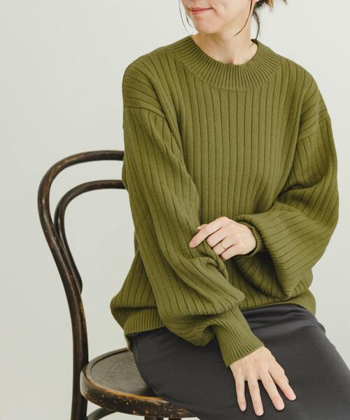 ITEMS URBANRESEARCH(アイテムズ アーバンリサーチ)の「ワイドリブボリュームスリーブニット(ニット/セーター・レディース・ブラック/アイボリー/モカ/グリーン・FREE)」の4枚目の写真