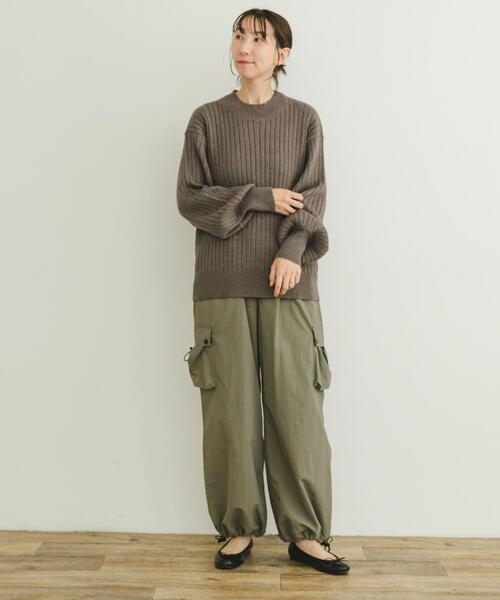 ITEMS URBANRESEARCH(アイテムズ アーバンリサーチ)の「ワイドリブボリュームスリーブニット(ニット/セーター・レディース・ブラック/アイボリー/モカ/グリーン・FREE)」の6枚目の写真