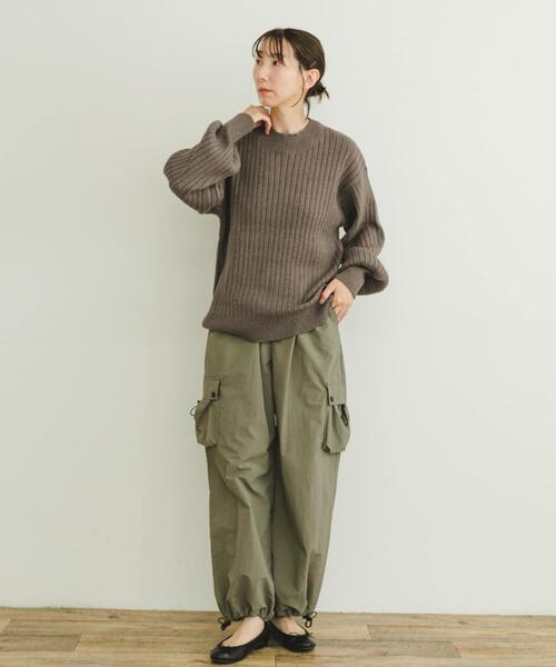 ITEMS URBANRESEARCH(アイテムズ アーバンリサーチ)の「ワイドリブボリュームスリーブニット(ニット/セーター・レディース・ブラック/アイボリー/モカ/グリーン・FREE)」の7枚目の写真