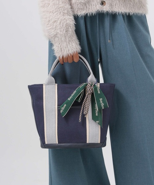 BAYFLOW（ベイフロー）の「リボンチャームラメショルダートート（トートバッグ・レディース・ネイビー/アイボリー・FREE）」の5枚目の写真