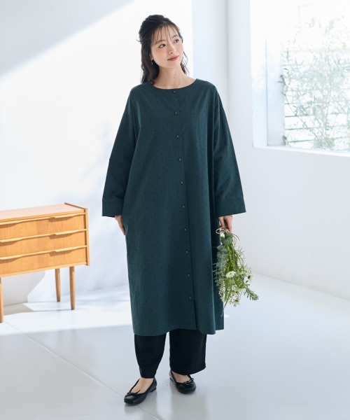 SMILE LAND(スマイルランド)の「<大きいサイズ>綿100%ドットプリントコートワンピース【Otona Purete】(ワンピース・レディース・ブラック系/ダークグリーン系・L~LL/3L~4L/5L~6L)」の16枚目の写真