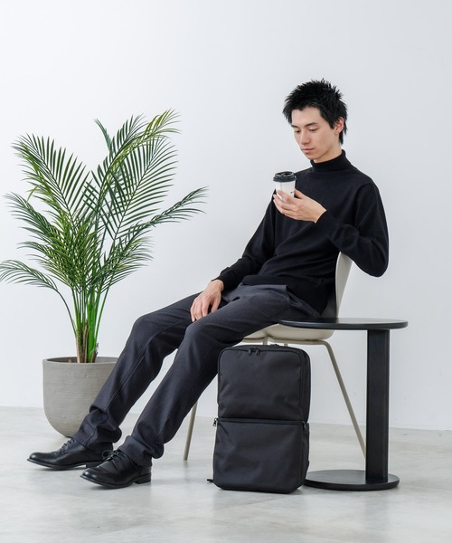 Blue Standard (ブルースタンダード)の「【BULE STANDARD/ブルースタンダード】【PCスリーブ・小物の収納に便利なポケット付き】撥水ビジネスデイパック スクエア型 通勤 通学 デイリーユース ユニセックス(バックパック/リュック・メンズ・スミクロ/ブラック・FREE)」の14枚目の写真