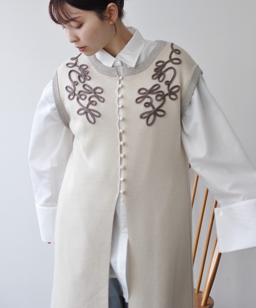 Meli rich(メリーリッチ)の「コード刺繍ジレワンピース(ワンピース・レディース・アイボリー/チャコールグレー・FREE)」の2枚目の写真