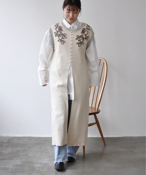 Meli rich(メリーリッチ)の「コード刺繍ジレワンピース(ワンピース・レディース・アイボリー/チャコールグレー・FREE)」の3枚目の写真