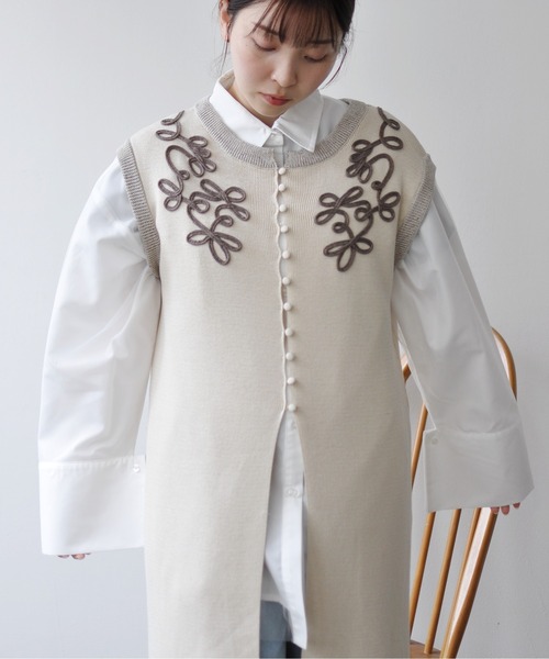 Meli rich(メリーリッチ)の「コード刺繍ジレワンピース(ワンピース・レディース・アイボリー/チャコールグレー・FREE)」の4枚目の写真