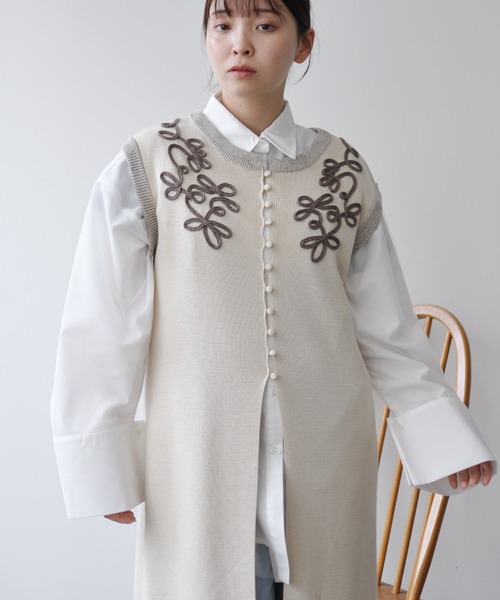 Meli rich(メリーリッチ)の「コード刺繍ジレワンピース(ワンピース・レディース・アイボリー/チャコールグレー・FREE)」の5枚目の写真